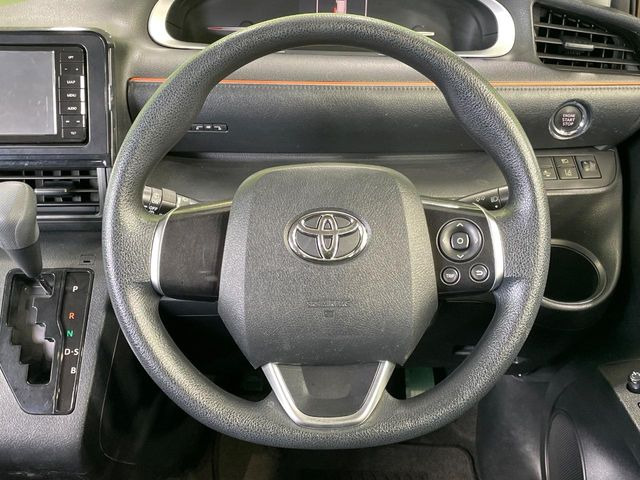 インテリアに合わせたデザインのステアリングは、運転される方のことも考え、運転しやすい形状、大きさです。是非一度、実際に触ってお確かめください。