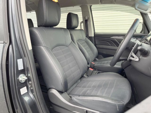 運転席シート廻りは使用感も少なく、良好な状態となっています。丁寧に使われていたことがよくわかりますね。