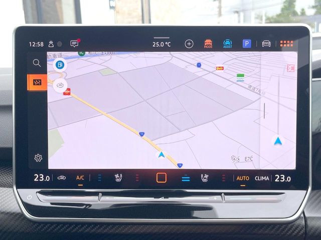 ��VW�����i�r:��̊��̂���i�r�́A����������ԓ������o���Ă���܂��BBluetooth�Đ��ȂǃI�[�f�B�I�@�\���[�����Ă���܂��̂ŁA�^�]�����y���߂܂���