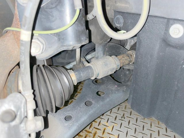 お車を安心してお乗りいただく為には、足回りの定期点検が欠かせません。サービスサポート(有償保証)では無料点検もご提供しており、安心のカーライフをお過ごしいただけるサポート体制が整っています。