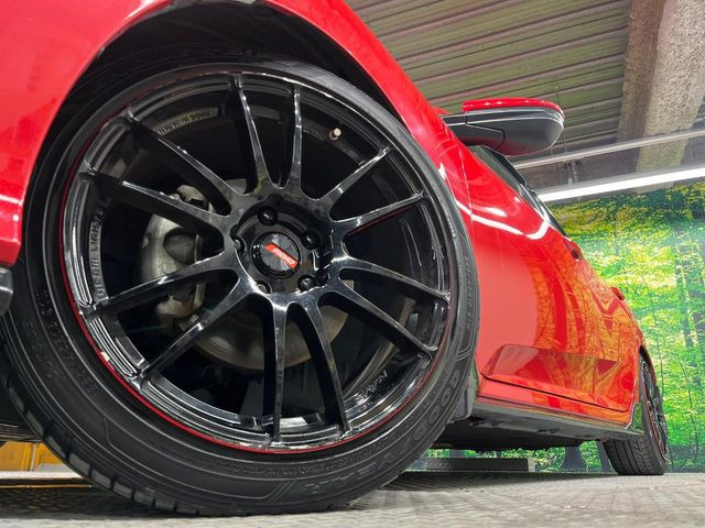�y18�C���`�A���~�z�C�[���z�O�ςɃ}�b�`�����A���~�z�C�[���𑕒����Ă���܂��B�e��A���~�z�C�[����A�X�^�b�h���X�^�C�����戵�����Ă���܂��B���񂲑��k����������