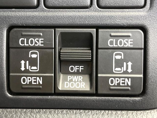 【両側パワースライドドア】スマートキーや運転席のスイッチで後席両側スライドドアの開閉が可能♪電動だから力を入れてドアを開ける必要が無く、小さなお子様でも簡単に開け閉めでき快適です♪