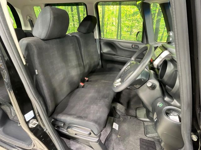 運転席シート廻りは使用感も少なく、良好な状態となっています。前オーナー様が丁寧に使っていたことがよくわかりますね。