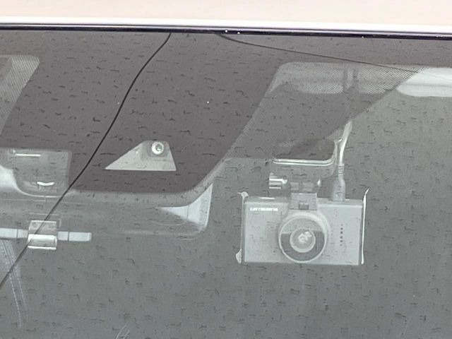 【インテリジェントエマージェンシーブレーキ】フロントカメラで前方の車両や歩行者を検知。衝突しそうな時は衝突被害軽減ブレーキが作動、衝突回避をサポート。より安全にドライブをお楽しみいただけます。