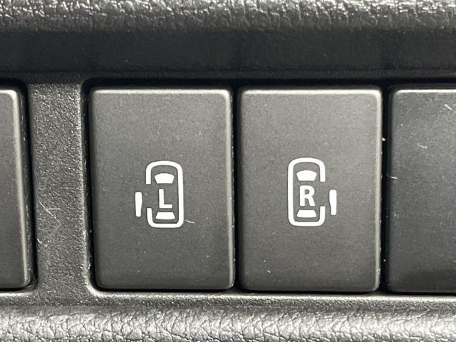 【両側パワースライドドア】スマートキーや運転席のスイッチで後席両側スライドドアの開閉が可能♪電動だから力を入れてドアを開ける必要が無く、小さなお子様でも簡単に開け閉めでき快適です♪