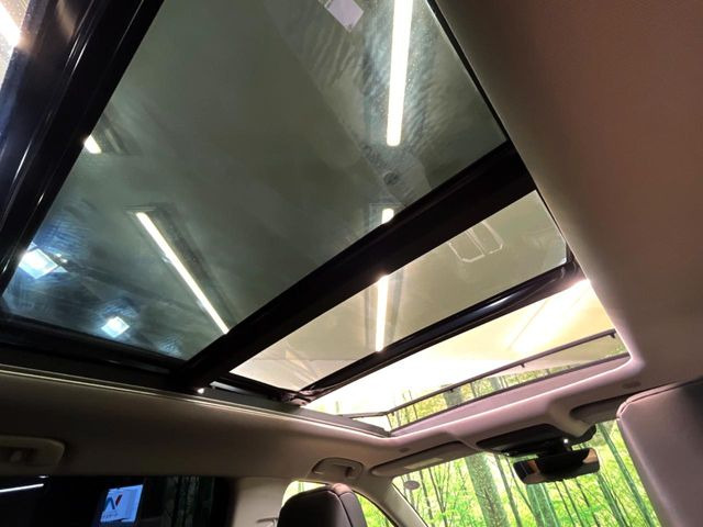 【大型サンルーフ】車内の解放感が一気に上がる大型のパノラマルーフ!季節を問わず開放的で快適なドライブをお楽しみいただけます。流通量も少なく希少価値の高い人気の装備です♪