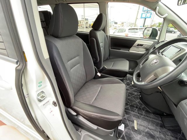 運転席まわりには十分なスペースがあり、大柄な方でもゆったり運転していただける環境です。