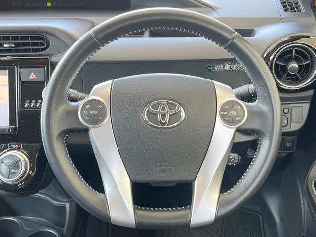 インテリアに合わせたデザインのステアリングは、運転される方のことも考え、運転しやすい形状、大きさです。是非一度、実際に触ってお確かめください。