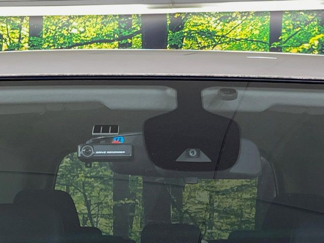 【エマージェンシーブレーキ】走行中に前方の車両等を認識し、衝突しそうな時は警報とブレーキで衝突回避と被害軽減をアシスト。より安全にドライブをお楽しみいただけます。