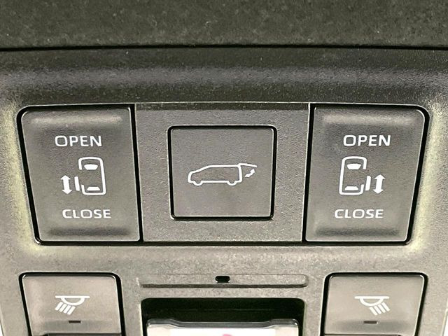 【両側パワースライドドア】スマートキーや運転席のスイッチで後席両側スライドドアの開閉が可能♪電動だから力を入れてドアを開ける必要が無く、小さなお子様でも簡単に開け閉めでき快適です♪