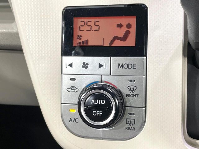 【オートエアコン】一度お好みの温度に設定すれば、車内の温度を検知し風量や温度を自動で調整。暑い&hellip;寒い&hellip;と何度もスイッチ操作をする必要はありません。快適な車内空間には必須の機能ですね♪