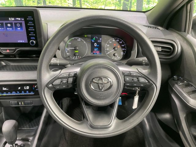 �C���e���A�ɍ��킹���f�U�C���̃X�e�A�����O�́A�^�]�������̂��Ƃ��l���A�^�]���₷���`��A�傫���ł��B�����x�A���ۂɐG���Ă��m���߂��������B