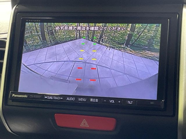 【バックカメラ】駐車時に後方がリアルタイム映像で確認できます。大型商業施設や立体駐車場での駐車時や、夜間のバック時に大活躍!