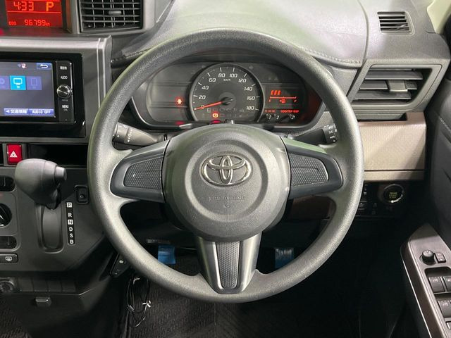 �C���e���A�ɍ��킹���f�U�C���̃X�e�A�����O�́A�^�]�������̂��Ƃ��l���A�^�]���₷���`��A�傫���ł��B�����x�A���ۂɐG���Ă��m���߂��������B