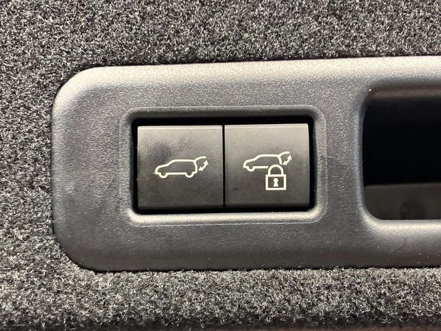 【パワーバックドア】スマートキーや運転席のボタンを押すだけでリアゲートが自動で開閉します!荷物を持っている時や、高い位置にあるバックドアを閉める際に便利な機能です♪