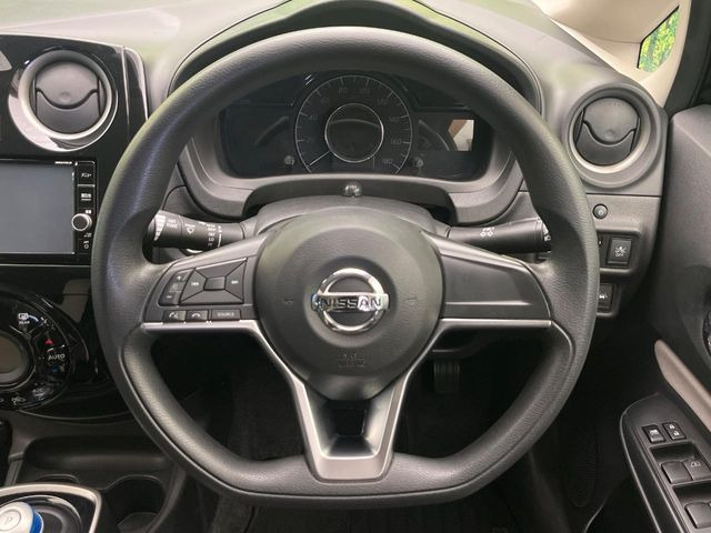 �C���e���A�ɍ��킹���f�U�C���̃X�e�A�����O�́A�^�]�������̂��Ƃ��l���A�^�]���₷���`��A�傫���ł��B�����x�A���ۂɐG���Ă��m���߂��������B