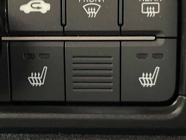 【シートヒーター】寒い日に重宝するシートヒーター!エアコンより早く温まってくれるので寒がりの人も安心ですね♪エアコンの温風は乾燥するから苦手、という方にもをおすすめです。