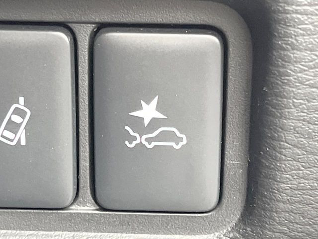 【三菱e-Assist】走行中に前方の車両等を認識し、衝突しそうな時は警報とブレーキで衝突回避と被害軽減をアシスト。より安全にドライブをお楽しみいただけます。