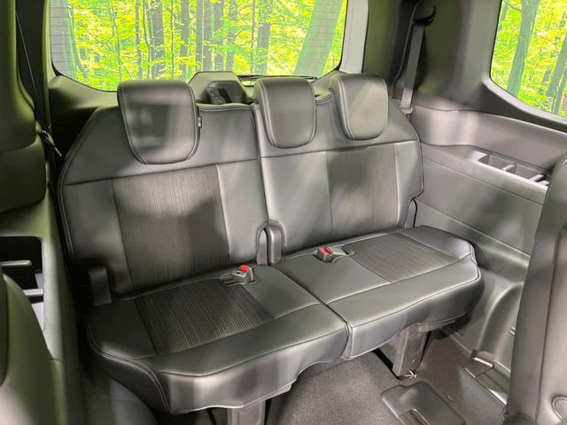 床下収納式のサードシートです。座席部分をコンパクトに収納でき、広大な荷室スペースとしてお使いいただけます!乗車人数や荷物の量など利用シーンに合わせて3列目を有効活用でき、とっても便利♪