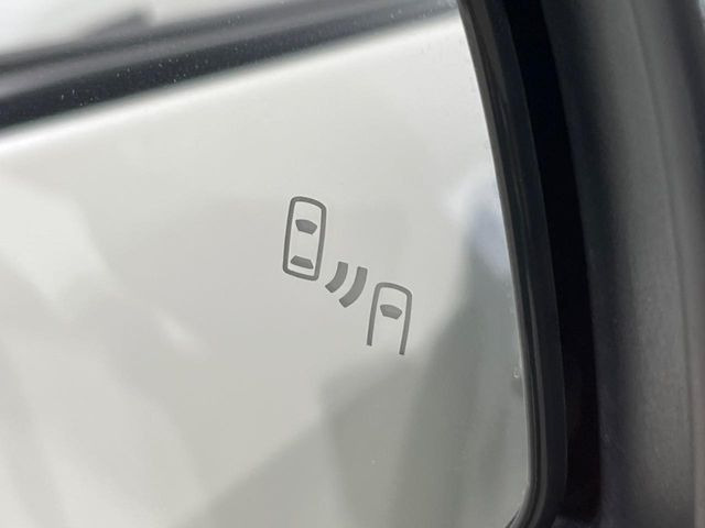 【ブラインドスポットモニター】走行中、ドアミラーの死角になりやすい箇所に後続車が接近するとサイドミラーのレンズに警告を表示!ドライバーに注意喚起をしてくれます。