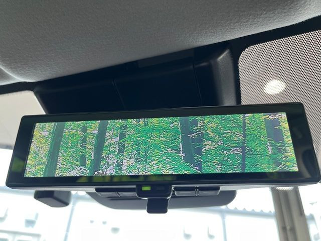 【インテリジェントルームミラー】後席の大きな荷物や同乗者で後方が確認しづらい時でも安心!カメラが撮影した車両後方の映像をルームミラー内に表示。クリアな視界で状況の確認が可能です!