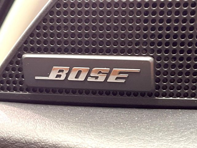 【BOSEサウンドシステム】メーカーオプションの高品位サウンドシステムを搭載。専用のチューニングが施された大小様々なスピーカーから良質なサウンドが奏でられ、臨場感あふれる音響空間を演出します。