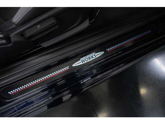 �h�A���J�����ۂɖڂ�����John Cooper Works��p�h�A�V���v���[�g�𑕔��B���~��̂��т�JCW�Ȃ�ł͂̓��ʊ�����������A�ו��܂ł����������p�A�C�e���ł��B