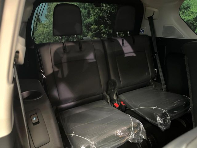 床下収納式のサードシートです。座席部分をコンパクトに収納でき、広大な荷室スペースとしてお使いいただけます!乗車人数や荷物の量など利用シーンに合わせて3列目を有効活用でき、とっても便利♪