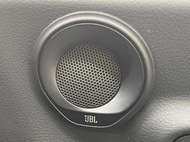 �yJBL�T�E���h�V�X�e���z���i�ʃT�E���h�V�X�e���𓋍ځB��p�̃`���[�j���O���{���ꂽ�召�l�X�ȃX�s�[�J�[����ǎ��ȃT�E���h���t�ł��A�Տꊴ���ӂ�鉹����Ԃ����o���܂��B