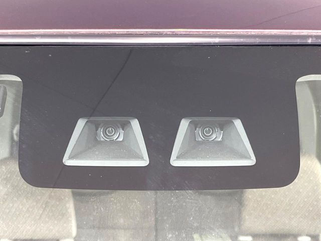 【スマートアシスト】走行中に前方の車両等を認識し、衝突しそうな時は警報とブレーキで衝突回避と被害軽減をアシスト。より安全にドライブをお楽しみいただけます。