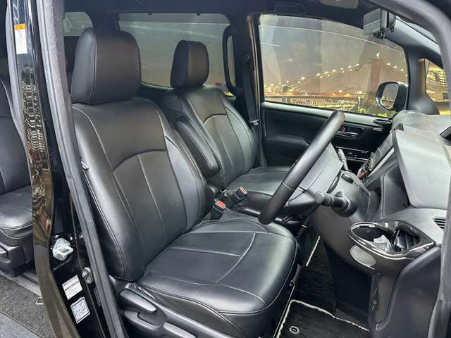 運転席も広々としており運転しやすい環境を実現しています☆