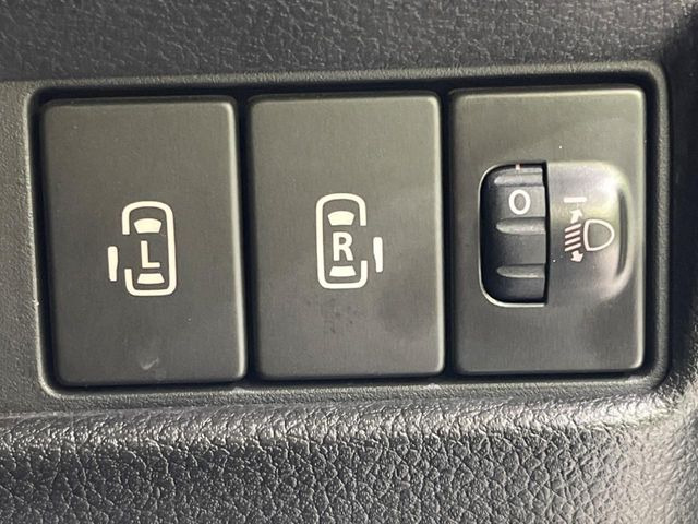 【両側パワースライドドア】スマートキーや運転席のスイッチで後席両側スライドドアの開閉が可能♪電動だから力を入れてドアを開ける必要が無く、小さなお子様でも簡単に開け閉めでき快適です♪