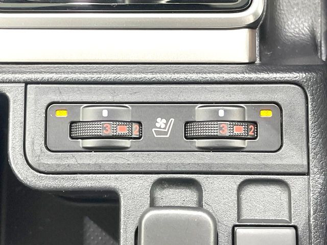 【シートヒーター】寒い日に重宝するシートヒーター!エアコンより早く温まってくれるので寒がりの人も安心ですね♪エアコンの温風は乾燥するから苦手、という方にもをおすすめです。