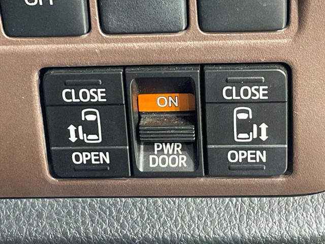 【両側パワースライドドア】スマートキーや運転席のスイッチで後席両側スライドドアの開閉が可能♪電動だから力を入れてドアを開ける必要が無く、小さなお子様でも簡単に開け閉めでき快適です♪