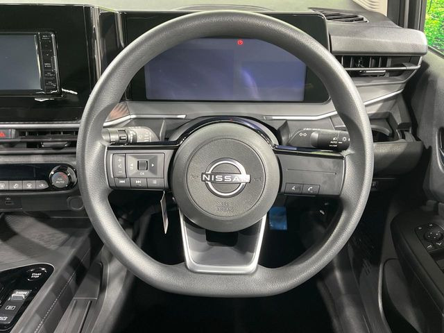 インテリアに合わせたデザインのステアリングは、運転される方のことも考え、運転しやすい形状、大きさです。是非一度、実際に触ってお確かめください。