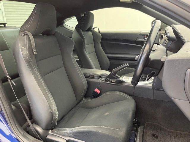 運転席まわりには十分なスペースがあり、大柄な方でもゆったり運転していただける環境です。