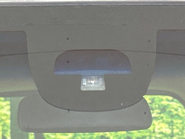 【シティブレーキアクティブシステム】低速走行中に前方の車両等を認識し、衝突しそうな時は警報とブレーキで衝突回避と被害軽減をアシスト。より安全にドライブをお楽しみいただけます。