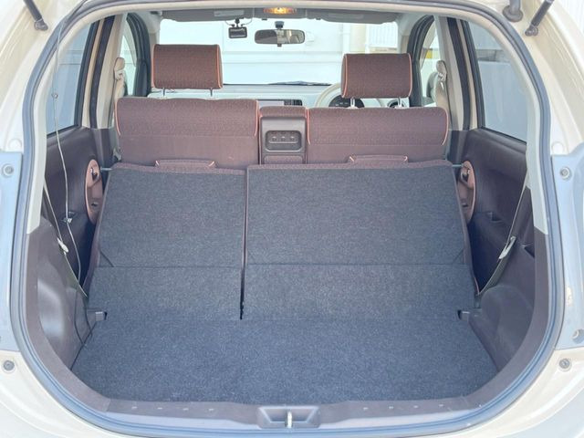 後席を格納すると、これだけの広さが!シーンに合わせたシートアレンジで、大きな荷物も積むことが出来ます♪