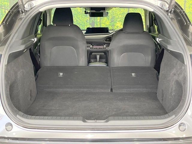 後席を格納すると、これだけの広さが!シーンに合わせたシートアレンジで、大きな荷物も積むことが出来ます♪