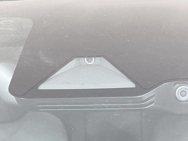 【プリクラッシュセーフティ】前方の車両等を検知し、衝突しそうな時は警報で注意を促し、ブレーキを踏む力をサポート。ブレーキを踏めなかった場合は衝突被害軽減ブレーキが作動、衝突回避をサポートします。
