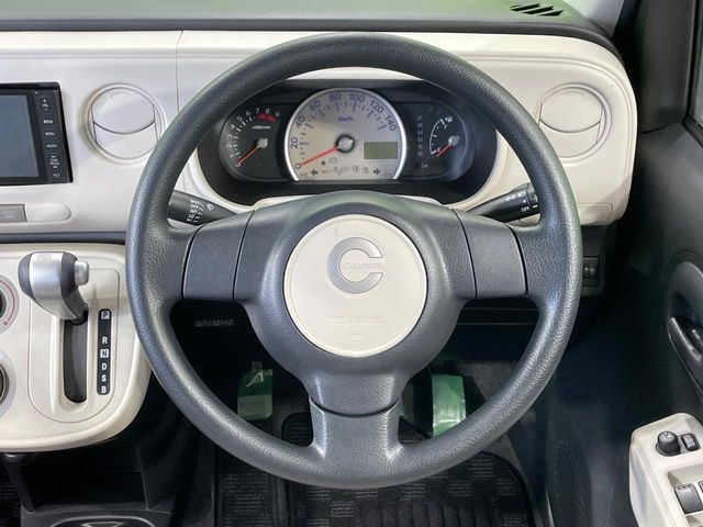 �C���e���A�ɍ��킹���f�U�C���̃X�e�A�����O�́A�^�]�������̂��Ƃ��l���A�^�]���₷���`��A�傫���ł��B�����x�A���ۂɐG���Ă��m���߂��������B