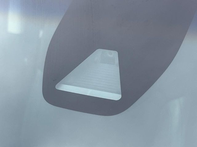 【ホンダセンシング】走行中に前方の車両等を認識し、衝突しそうな時は警報とブレーキで衝突回避と被害軽減をアシスト。より安全にドライブをお楽しみいただけます。