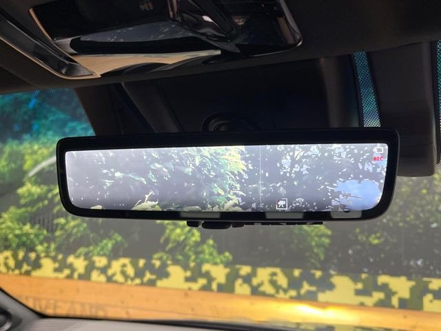 【デジタルインナーミラー】カメラが撮影した車両後方の映像をルームミラー内に表示。クリアな視界で状況の確認が可能です!※ドラレコ機能ご利用には別途SDカードをご用意いただく場合があります。
