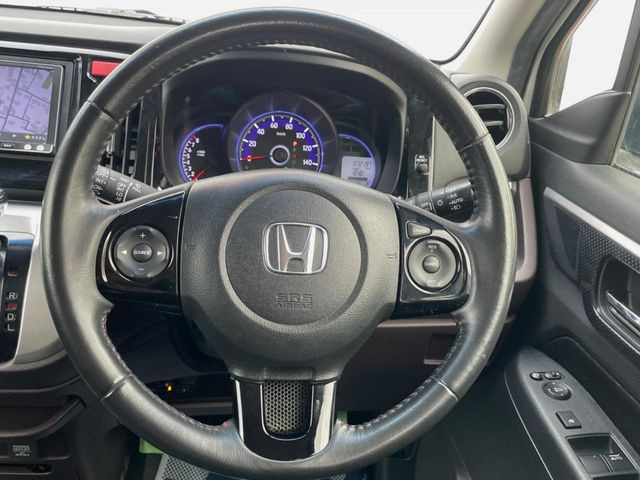 【ステアリングスイッチ】運転中、前方から目線をそらすことなく、オーディオ等の操作が可能な便利機能!安心&快適なドライブを演出してくれます♪