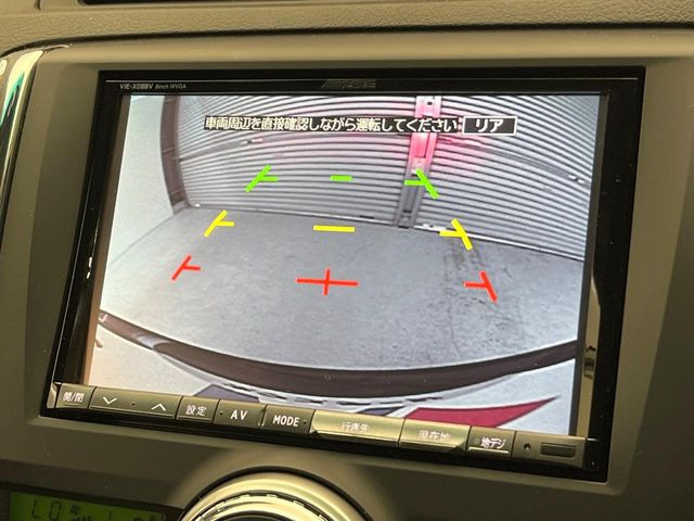 【バックカメラ】駐車時に後方がリアルタイム映像で確認できます。大型商業施設や立体駐車場での駐車時や、夜間のバック時に大活躍!運転スキルに関わらず、今や必須となった装備のひとつです!