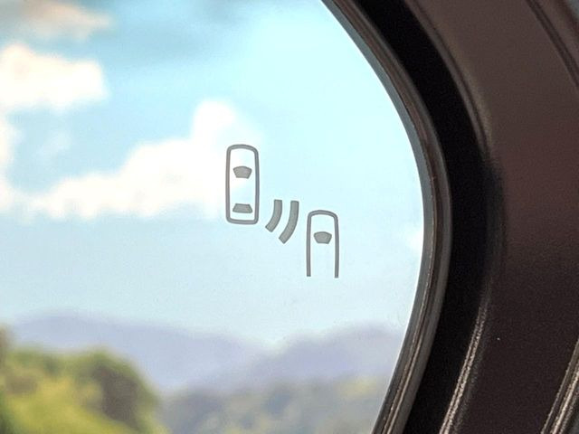 【ブラインドスポットモニター】走行中、ドアミラーの死角になりやすい箇所に後続車が接近するとサイドミラーのレンズに警告を表示!ドライバーに注意喚起をしてくれます。