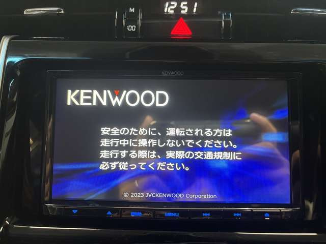 【ケンウッドナビ】FM&AMを聴くことは勿論のこと!!CD&DVD再生可能で地デジTVの視聴も可能な多機能ナビでドライブも快適ですよ☆