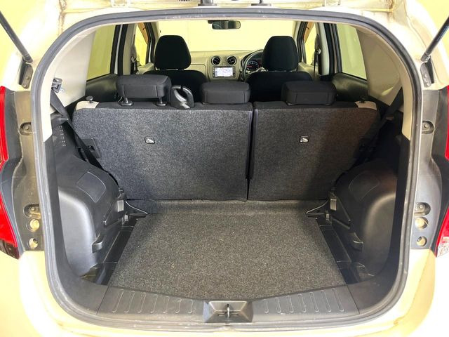 普段のお買い物や通勤、送迎等に十分な荷室スペースを確保しております。セカンドシートを倒すと、大きな荷物の積載も可能です♪