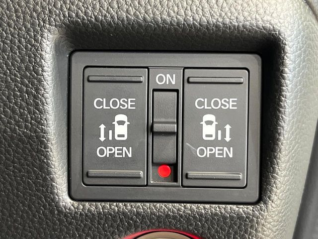 【両側パワースライドドア】スマートキーや運転席のスイッチで後席両側スライドドアの開閉が可能♪電動だから力を入れてドアを開ける必要が無く、小さなお子様でも簡単に開け閉めでき快適です♪