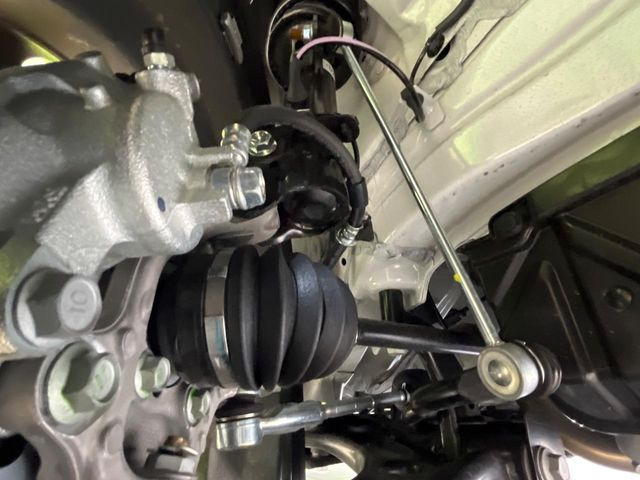 お車を安心してお乗りいただく為には、足回りの定期点検が欠かせません。サービスサポート(有償保証)では無料点検もご提供しており、安心のカーライフをお過ごしいただけるサポート体制が整っています。